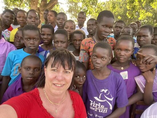 Dicht drängen sich die Kinder hinter uns. Jeder möchte uns so nah wie möglich sein. Immer wieder spüre ich Hände die mein Haar streicheln oder meinen Nacken berühren.