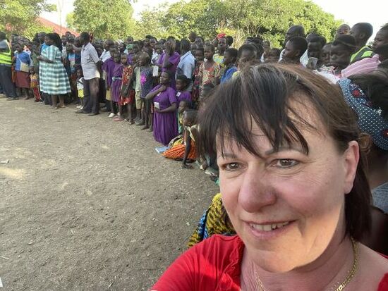 Um uns herum lauter fröhliche Menschen