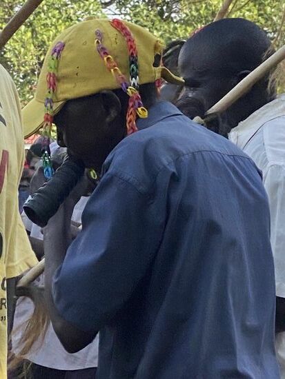 Hier wird auf dem Horn einer Kuh musiziert