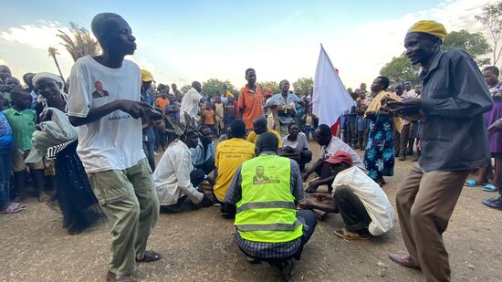 Halbzeit - und wieder Tanz und Gesang - sogar ein Lied speziell für uns komponiert