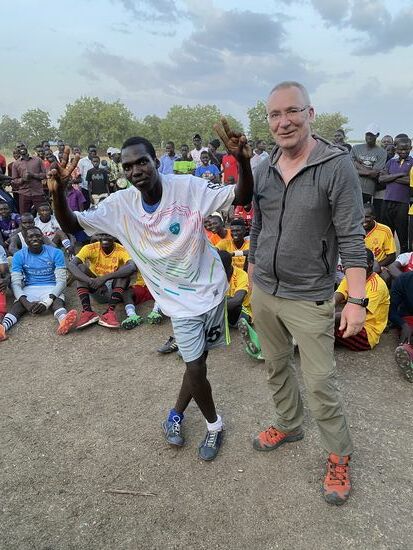 Team Gelb hat mit 4:0 gewonnen.
Dieser junge Mann hat das Trikot von Thomas gewonnen und freut sich riesig