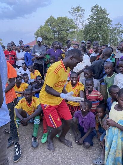 Wir öffnen den Koffer mit den Spenden des TSV Barmke. Torwarthandschuhe finden direkt den passenden Träger.