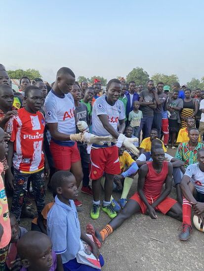 Weitere Handschuhe. 4 neue Fussbälle von Thalia bringen alle zum jubeln.