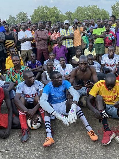 Denis erläutert in der lokalen Sprache noch einmal das Sponsoring, welches für den Verein - und nicht für einzelne ist. Alle hören gespannt zu.
Und dass das Sponsoring ja vielleicht auch weiter geht.
Wir zeigen noch ein Bild der Initiatorin und alle wollen das Thalia auch hierher kommt.
