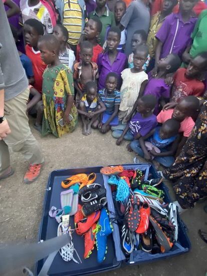 Leider sind viele der Fussballschuhe für die beiden ersten Mannschaften des Vereins zu klein. Aber hunderte von Kinder die kleiner sind, kommen als Träger in Frage.