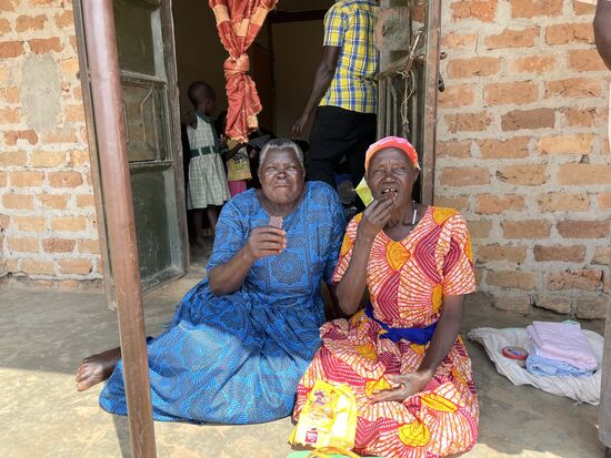 Für die Mutter von Denis und eine Nachbarin gab es Schokolade. Diese wurde direkt verzehrt. Sie aßen sie mit Hingabe