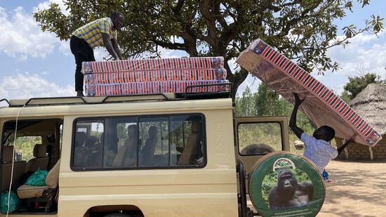 Die gekauften Matratzen werden verladen, denn  wir müssen los. Neun Personen in 9 verschiedenen Dörfern stehen auf unserer Liste.