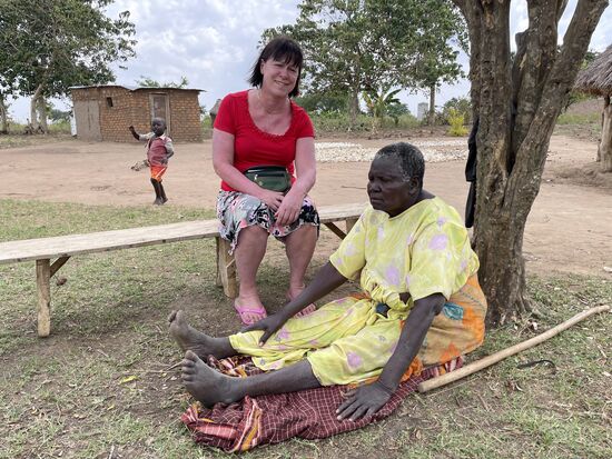Dies ist Modesta - 80 Jahre alt - niemand weiß es genau - sie ist fast blind und ihr ganzer Körper schmerzt. Ihre Hütte wurde angesteckt und ist kmplett abgebrannt. Nun lebt sie  mit einer Tochter, die todkrank ist bei einer Freundin