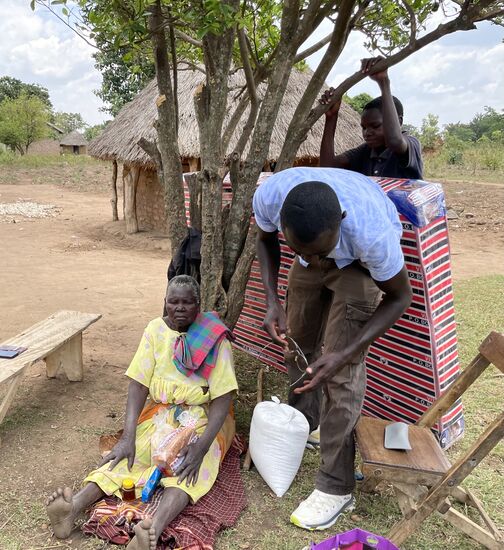 Auch sie soll eine Brille bekommen - auch wenn es nur wenig hilft.