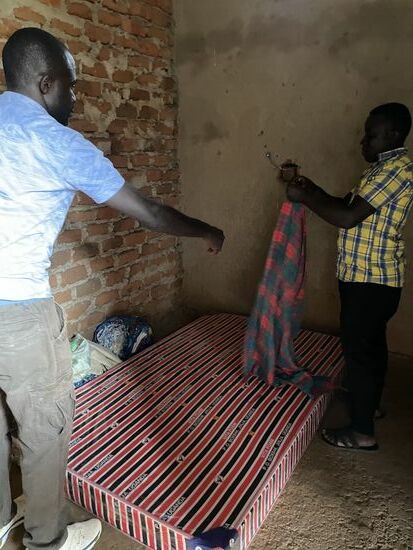 Denis und sein Neffe beziehen die Matratze