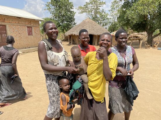 Es gibt auch noch BH´s und Bustiers. Erst war ich unschlüssig und fragte Denis vorsichtig, ob das wohl auch etwas sei. Er krallte sich alles und rannte zu den Frauen. Er taxierte und verteilte.   Man sieht die Freude