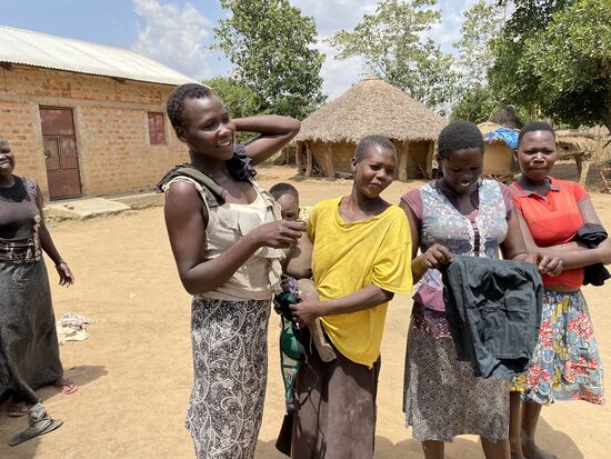 Die Frauen grabschen sich die Bhs und verstecken sie schnell—das ist vielleicht ein Gekichere!