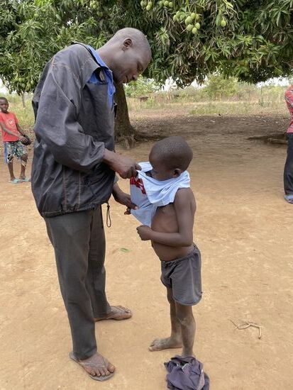 In diesem Dorf verteilen wir auch Kleidung an die Kinder, jungen Frauen und ältere Leute