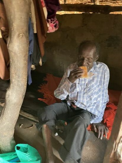 Er genießt ihn sichtlich, wir haben ihm auch 2 Stück in die Tüte gepackt. Leider leidet er nun auch noch an Demenz—er erkennt Denis oft nicht mehr.
Der Reis und der Zucker— und sicher auch das Brot wird mit der ganzen Familie geteilt, aber den Kuchen kann er bestimmt  allein essen