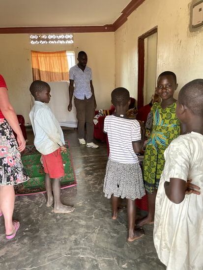 Wir sind zurück bei Denis Eltern. Kinder der Familie und Nachbarn haben gewartet.