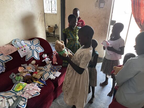 Diese Kinder haben noch nie ein Kuscheltier besessen. Jetzt darf sich jedes Kind eines aussuchen.