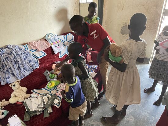 Und es gibt noch viele andere Dinge. Süsses, Zahnbürsten, Stifte und Blöcke, etc.