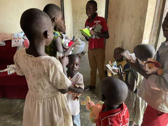 Die kleinen Hände können es kaum packen