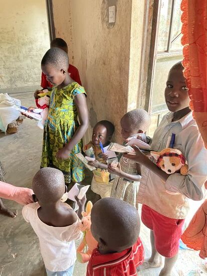 Die Kinder achten darauf, dass alle etwas abbekommen. Wer noch nicht hat, wird nach vorne geschoben