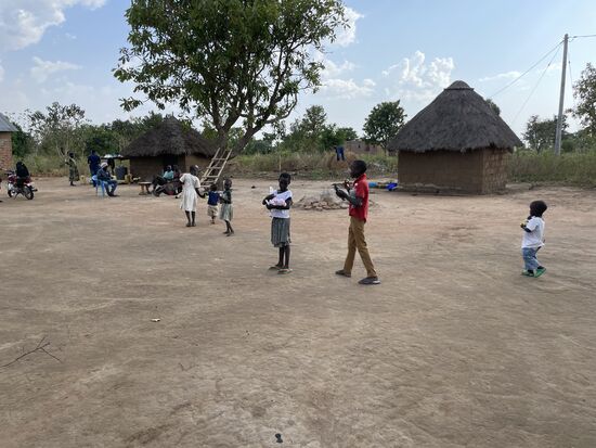 Die Kinder ziehen glücklich mit ihren Geschenken von dannen