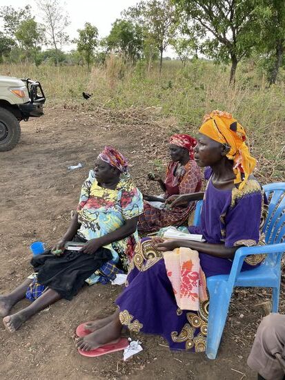 Auch die 3 Damen genießen…
Wir müssen uns auf den Weg machen. Am Nachmittag findet ein Fußballspiel anlässlich unseres Besuches und unserer Spendenaktion statt.
Dominique war auch zum Lunch hier und hat von den anderen erfahren, dass sie Seife bekommen haben. Daraufhin hat er sich bei Denis beschwert - zum Glück haben wir genug gekauft.  
Zurück zum Fussball:
Thalia hatte die Idee hierfür und hat Fußballschuhe, Bälle, Handschuhe in ihrem Verein TSV Barmke gesammelt. Dann wollte sie noch Netze und Tore kaufen. Da Tore bereits vorhanden waren, hat Denis Netze  besorgt und entsprechende Halterungen aus Metall bestellt.