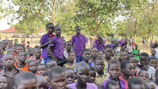 Unsere Ankunft am Sportplatz. Hunderte Kinder und Erwachsene bereiten uns einen unglaublichen Empfang und jubeln.