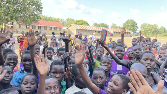 Die Kinder sind aus dem Häuschen-immer wenn sie uns sehen, klatschen sie und winken uns zu.
Wir fühlen uns wie die Könige