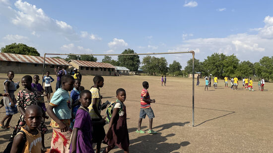 Eins der Tore - ohne Netz und Netzhalterungen. Der Spielplatz ist knochenhart und staubig