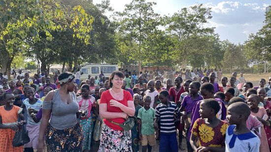 Wir - neben mir Gloria, die das Mittagessen gekocht hat - werden zu unseren Plätzen geleitet. So etwas haben wir noch nie erlebt