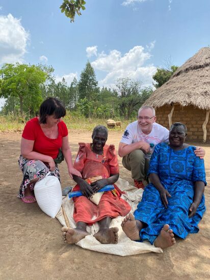 Glückliche Gesichter bei allen—die Mama von Denis-heißt Atamo Magdalena und ist 76 Ähre alt, hat 11 Kinder und um die 80 Enkel- und Urenkelkinder!