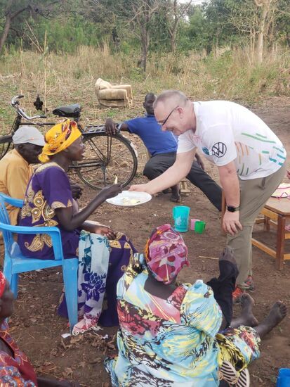 Thomas verteilt während ich aufschneide. Der Teller ist immer blank geputzt, wenn er die Runde gemacht hat.