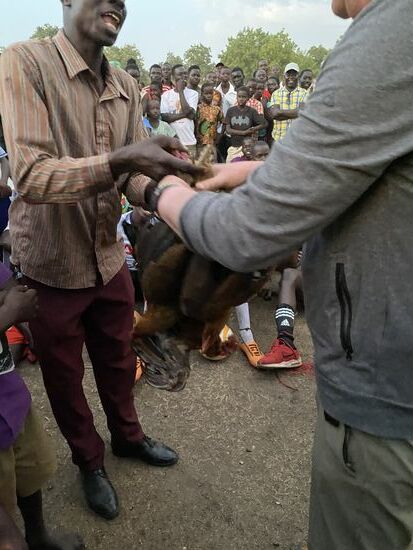 Der Coach hält auch eine Dankesrede, bedankt sich bei Thalia und dem TSV Barmke Damenfussball und dann erklärt er, dass ein Gastgeschenk zeigen solle, wie dankbar man ist. Es werden  Hühner angereicht und Thomas ist - was selten vorkommt - sprachlos.
