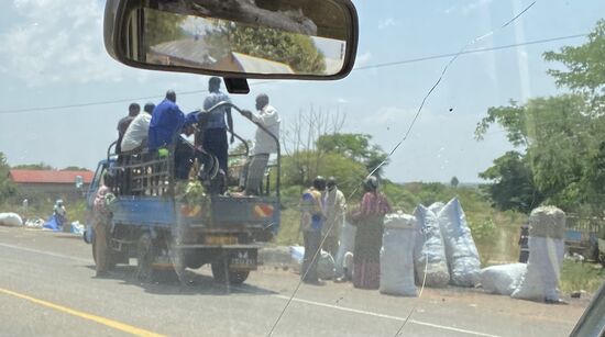 Immer wieder sieht man Lastwagen, auf denen sehr viele Personen sind. Hier sind Männer auf dem Weg zur Arbeit.