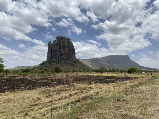 Die Landschaft wechselt und auch das Klima. Hier im Nordosten finden wir eine trockene Steppe vor. Hin und wieder sehen wir Felsformationen. Wir sind am Ende der Trockenperiode, die seit November anhält. Die Flüsse sind ausgetrocknet und das Gras ist heruntergeäst von den Tieren. Bald wird die Regenzeit beginnen und danach wird alles wieder in frischem Grün wachsen.