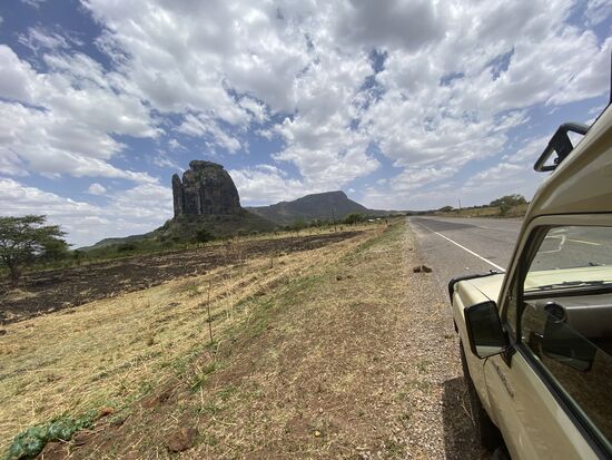 Es wird trockener und wärmer, wir nähern uns der Grenze des Südsudan. Nur wenige Kilometer sind wir davon entfernt. Der heiße Wüstenwind weht uns ins Gesicht und der Fahrwind bringt keine Abkühlung.