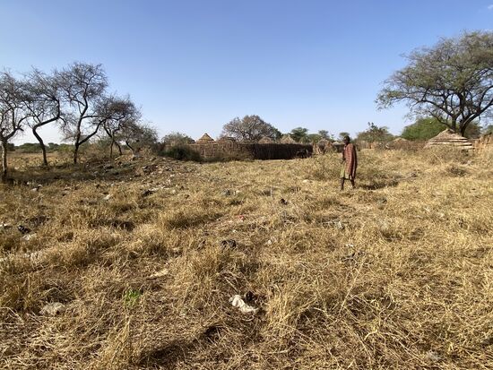 Wir kommen in Moroto an. Moroto ist ein Distriktbezirk und besteht aus vielen einzelnen kleinen Dörfern. In diesem Distrikt leben ca. 17.000 Einwohner. Genau weiß das niemand.