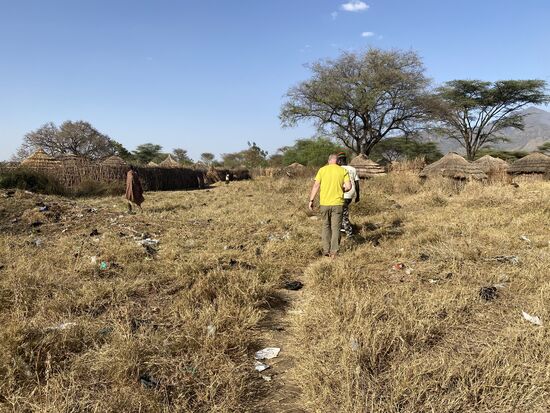 Wir können nicht ins Dorf fahren und müssen dorthin laufen. Vorher haben wir einen lokalen Guide aufgenommen, der uns das Dorf zeigen wird. Ohne einen Guide wäre es sehr schwierig ein solches Dorf zu besuchen.