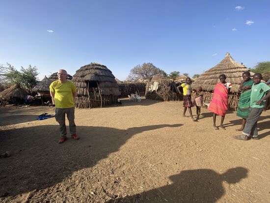Die Karamajong sind polygam. Das heißt, die Männer können beliebig viele Frauen haben. Und mit jeder Frau hat der Mann Kinder.. Teilweise 10 und mehr Kinder. So kommt es, dass innerhalb eines solchen eingezäunten Kreisels auch mal bis zu 100 Menschen leben. Übrigens muss der Mann die Frauen regelmässig wechseln und von Haus zu Haus ziehen. Tut er dies nicht, schalten sich die Dorfältesten ein und regeln das.