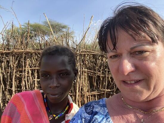 Diese junge Frau möchte gerne ein Selfie mit mir machen. Gerne komme ich dem Wunsch nach. Die Karamajong kennen keine Spiegel bzw. haben keine solchen. Deshalb freuen sie sich, wenn sie ihr Abbild auf dem Handy sehen.