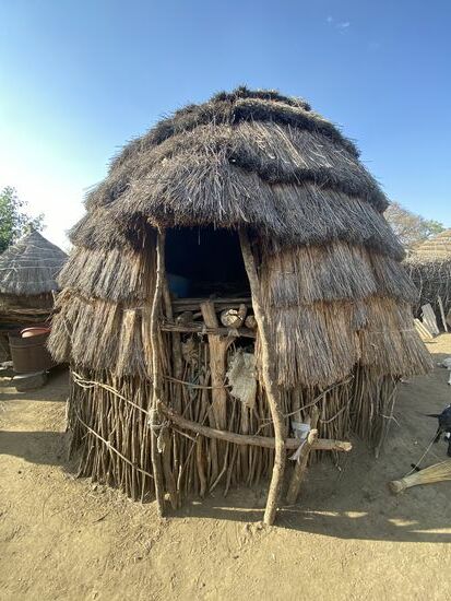 Hier eine Schlafhütte. Der Einstieg ist sehr hoch. Hier schlafen mehrere Personen auf Fellen. Die Älteren, die nicht mehr klettern können, schlafen dann unten.