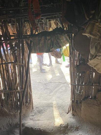 Hier der Blick aus einer der Hüten heraus. Wie wir reingekrochen sind, wollen wir an dieser Stelle lieber nicht zeigen.