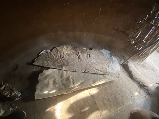 Auf Fellen der Rinder wird geschlafen. Alles sehr spartanisch. Übrigens sind um die Hütten herum Gräben. Während der Regenzeit würde sonst das Wasser hinein laufen. Die Dächer sind mit Gras gedeckt. Hierauf kommt dann auch noch ein Gemisch aus Gras und Viehdunk.