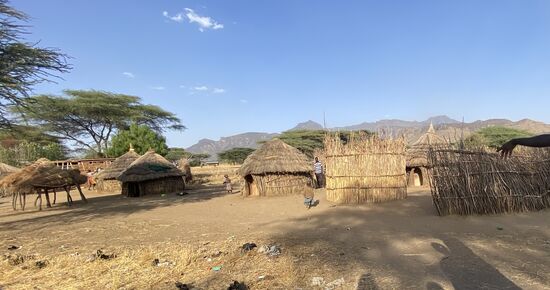 Wir gehen weiter durch das Dorf. Es ist schon bedrückend, wenn man sieht, wie einfach die Menschen hier leben. Etwas was sehr auffällig ist: die Umwelt zu schonen ist hier kein Thema. Überall liegt viel Müll rum - und „Tretminen“ - denn es gibt keine Toiletten.
