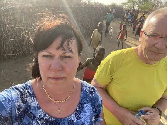 Man folgt uns durch das Dorf und wir gehen Richtung des Platzes, auf dem das Vieh sonst in der Nacht eingepfercht wird. Auf dem großen Platz in der Mitte des Dorfes können bis zu 2.000 Rinder gehalten werden. Leider sehen wir keine, denn wie bereits gesagt sind sie ca. 35 km entfernt.