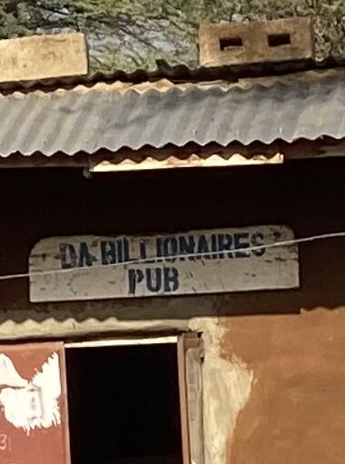 Als wir näher kommen, erkennen wir, dass es ein Pub ist. Das Angebot ist überschaubar. In der Regel wird immer nur Bier angeboten.