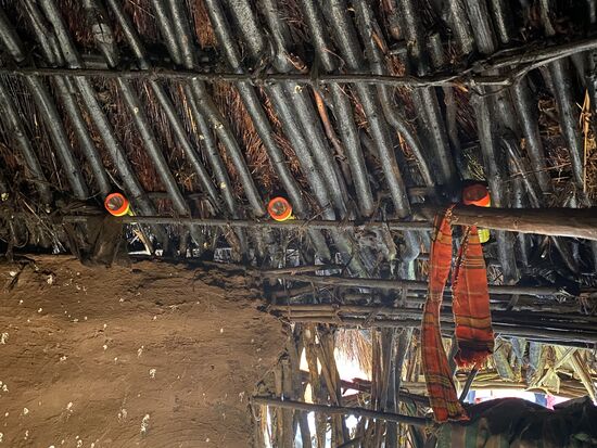 Immerhin hat diese Familie einige Taschenlampen. Strom gibt es hier nicht.