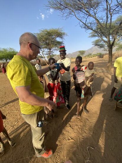 Es geht weiter und in der Mitte des Dorfes steht ein Faß mit gebrautem Bier. Thomas probiert, obwohl er kein Biertrinker ist. Vielleicht hat er auch deshalb gesagt, es schmecke gut  - ich bin Biertrinkerin und würde kein Glas davon trinken.
Das gebraute Getränk bleibt bis zu 2 Tage dort ungekühlt stehen. Jeder der will, darf sich dort holen. Auch die Kinder. 
Die Kinder werden von Klein auf in Richtung Stärke getrimmt. Dazu gehört auch, dass es nur einmal am Tag es etwas zu Essen gibt. Und an manchen Tagen gibt es überhaupt nichts. So sollen sie gestärkt zu Kämpfern werden.