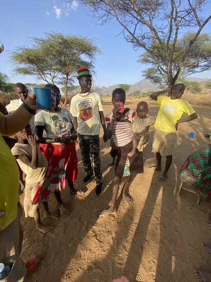 Gespannt beobachtet man Thomas, ob er auch austrinkt