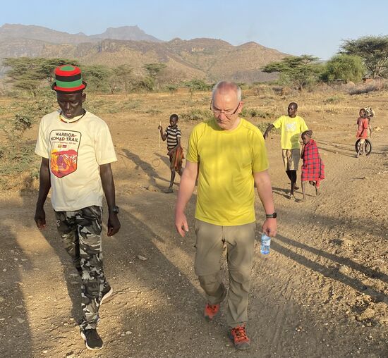 Wir gehen zurück zur Dorfmitte und Emma erzählt Thomas viel über die Gebräuche und Sitten der Karamajong.