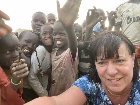 Eine Gelache, ein Gekicher. Alle freuen sich riesig.
